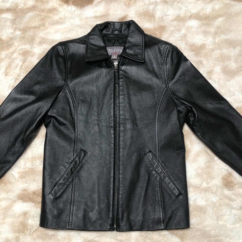 Wilsons Kids Leather Zip up Jacket with side pockets. Size Large.